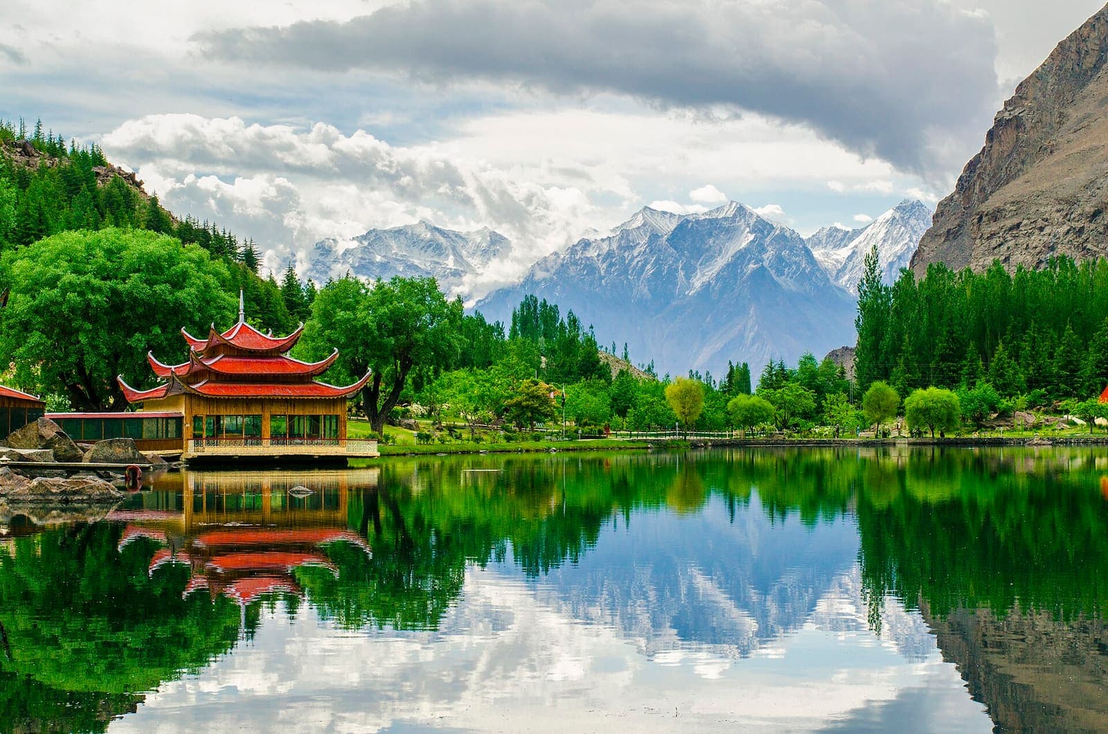 Lower Kachura Lake